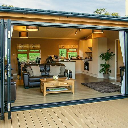 Upton Lakes Lodges Кълъмптън Стая снимка
