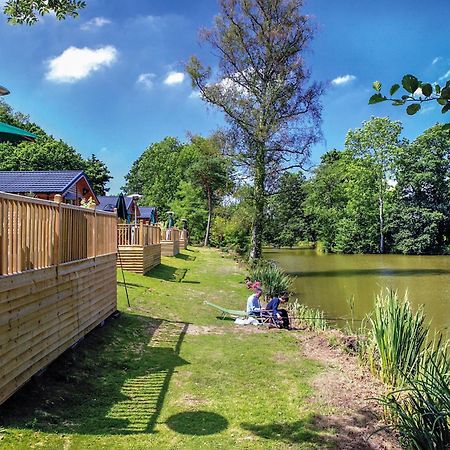 Upton Lakes Lodges Кълъмптън Екстериор снимка